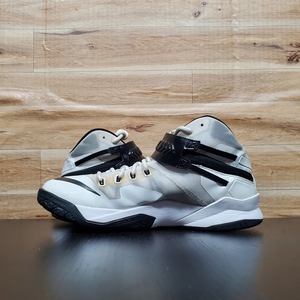 Nike LeBron Zoom Soldier 8 TB White Black Sneakers Men's Size 9 - Picture 4 of 12